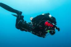 Diver wearing a sidemounted rebreather