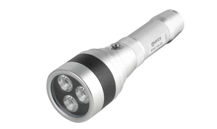 The Mares EOS 20LRZ underwater torch is a rechargeable torch with 2300 lumens of power and 100 minutes of autonomy.