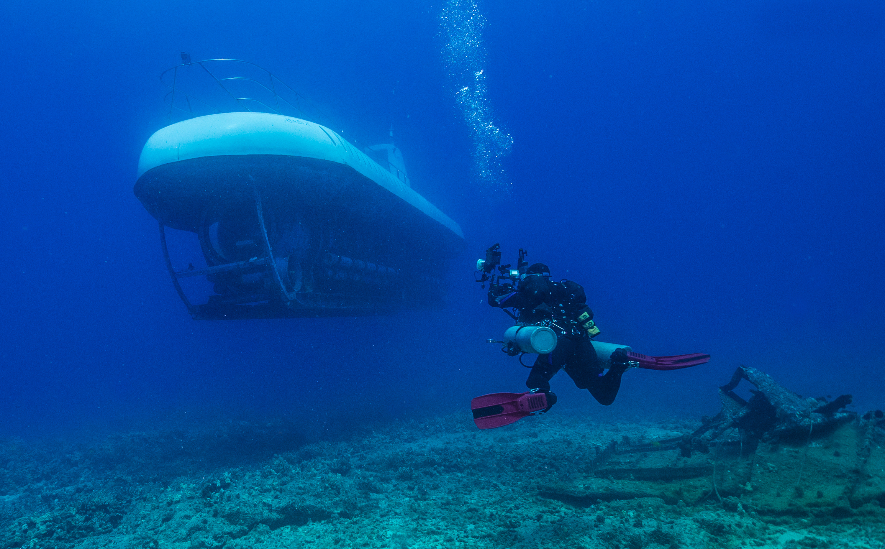 Tourist submarine at Kona, Hawaii. Photo by Larry Cohen