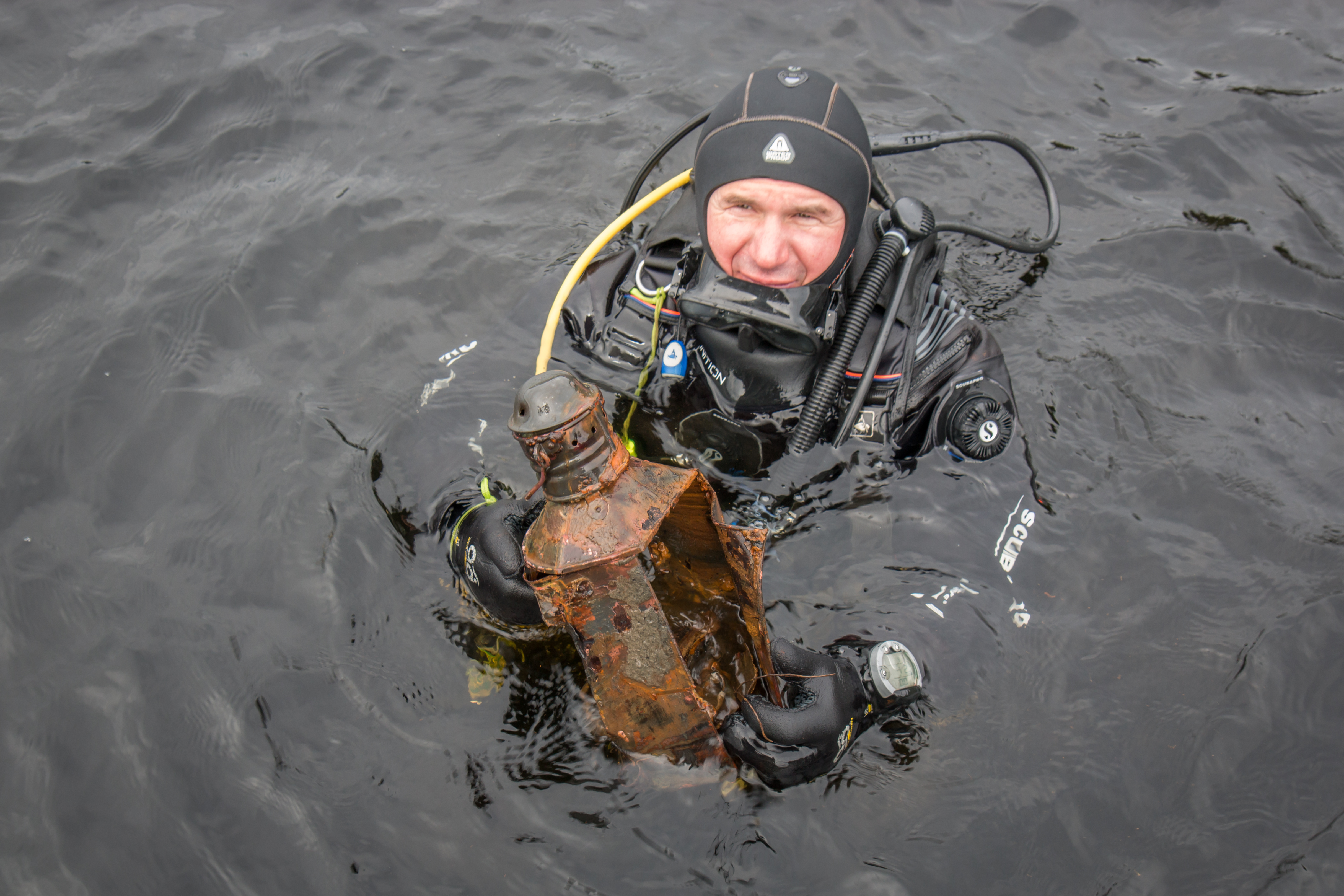 Diver with navigation lamp salvaged from the Valamon Luostari wreck. Photo by Stanislav Trofimov.