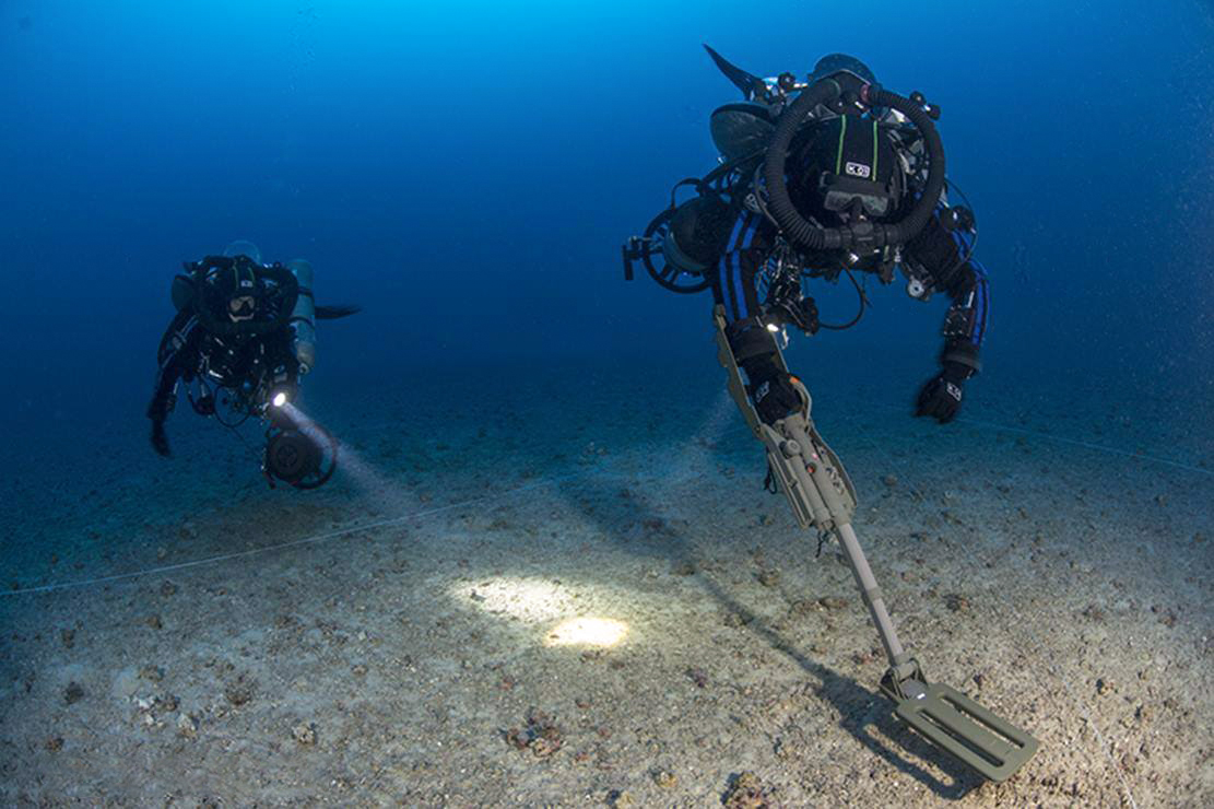 Divers with metal detectors. Photo by Claudio Provenzani