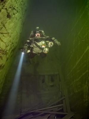 Diver in Uto mine