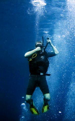 Descending diver, equalizing. Photo: Torben Gregersen / Flickr / CC BY-NC 2.0