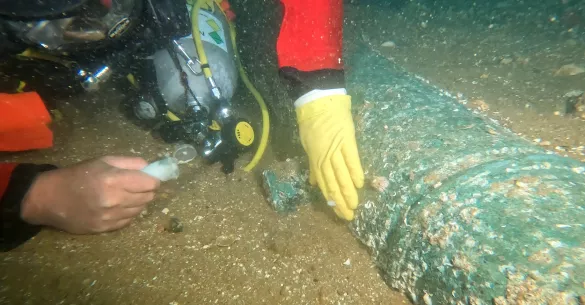 A diver applying a protective marking solution at the Klein Hollandia wreck site. Image credit: MSDS Marine/Martin Davies