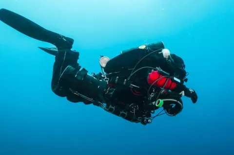 Diver wearing a sidemounted bailout rebreather