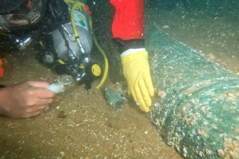 A diver applying a protective marking solution at the Klein Hollandia wreck site.