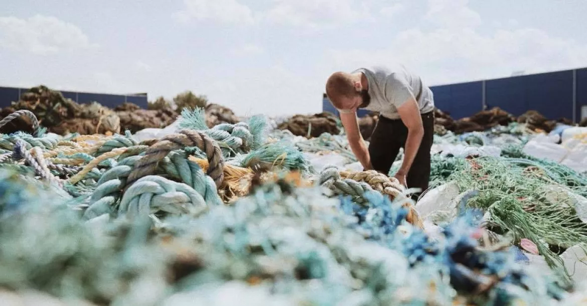 Recovered ghost fishing net can be processed into yarn or carpet
