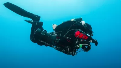 Diver wearing a sidemounted rebreather