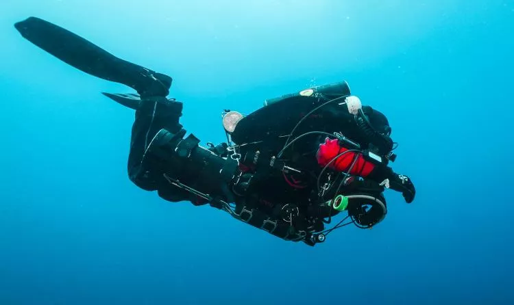 Diver wearing a sidemounted bailout rebreather