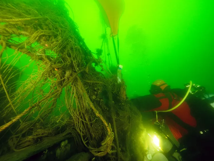 Diver attaches lift bags to nets to lift them off the Flying Dutchman near Rügen