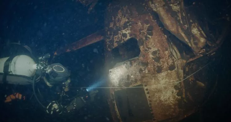Diver reaches Liberator 589D aircraft wreck